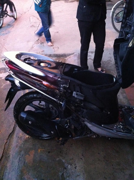 Xe Honda Vision để trong nhà bỗng dưng bốc cháy